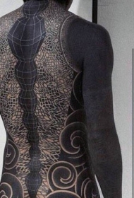 惊人的大规模黑白线条几何满背纹身图案