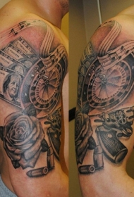 大臂黑灰手枪和金钱玫瑰棋牌纹身图案