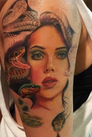 女生手臂彩色女人肖像和蛇纹身图案