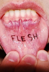 嘴唇内薄薄的黑色字母纹身图案