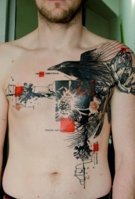 胸部黑色乌鸦与红色方块和字母纹身图案