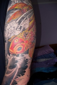 手臂黄金锦鲤和黑色浪花纹身图案