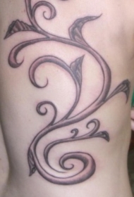 背部黑灰的大藤蔓纹身图案