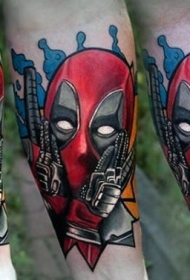 手臂搞笑的可爱死侍彩色纹身图案