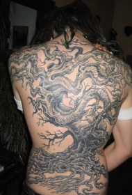 背部老树干黑灰纹身图案