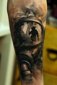 手臂现实主义风格的人戴防毒面具纹身