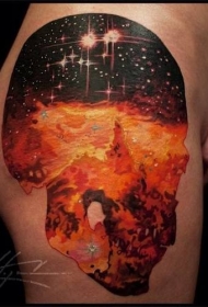 大腿彩色好看的宇宙头骨纹身图案