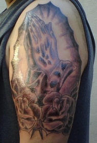 肩部棕色祈祷手与玫瑰纹身图案