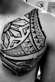 黑色部落几何胸部纹身图案