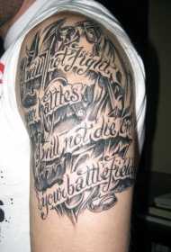 肩部黑灰英文字母纹身图片
