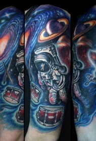 手臂彩色太空和宇航员星球纹身图案