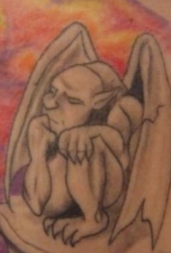 肩部彩色人性化的石像鬼纹身图案