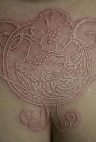 女性臀部大白墨花朵纹身图案