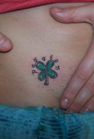 女性腰部彩色四叶草纹身图案
