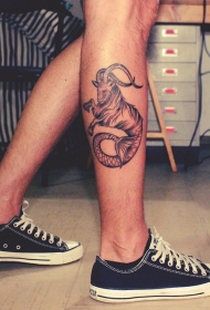 腰部黑色个性的摩羯纹身图案