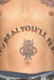 男性腹部骷髅与英文纹身图案
