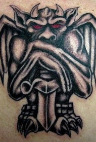 肩部红眼睛的石像鬼纹身图案