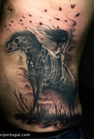 腰侧令人毛骨悚然的骷髅马与女人纹身