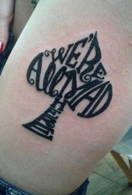 大腿黑桃符号与黑色字母纹身图案