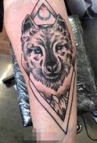 男生手臂上黑灰素描霸气狼头纹身图片