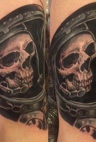 旧货风格的黑棕色宇航员骷髅纹身图案