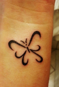 简单的水墨线条蝴蝶纹身图案