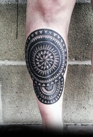 小腿插画风格黑色圆饰纹身图案