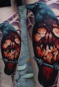 腿部彩色令人毛骨悚然的乌鸦纹身