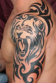 男性肩部黑色部落老虎纹身图案