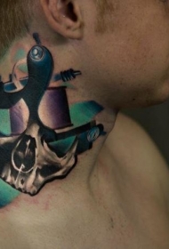 新传统风格的彩色骷髅颈部纹身图案
