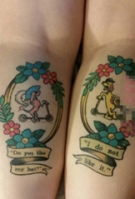 女生腿上彩绘清新花朵与小狗纹身图片