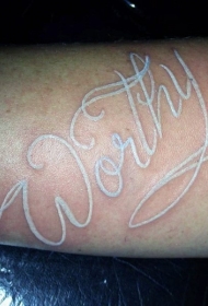 手臂美丽的手绘白色字母纹身图案
