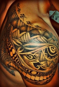 逼真的黑色波利尼西亚装饰肩部纹身图案