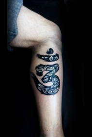 小腿黑白字符与装饰花花卉纹身图案