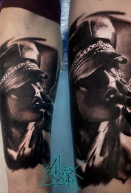 手臂现实主义风格吸烟性感女人纹身