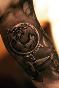 大臂非常逼真的黑白地球仪纹身图案