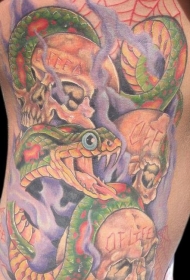 满背彩色骷髅头蛇纹身图案