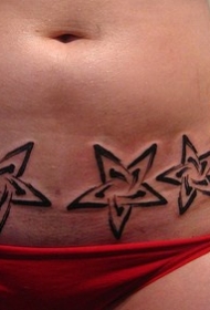 女性腰部黑色五角星纹身图案