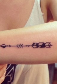 手臂小小的设计箭头纹身图案