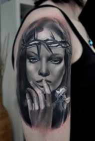 肩部灰色现实主义风格的女人肖像纹身