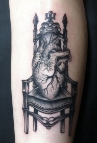 黑灰心脏和宝座纹身图案