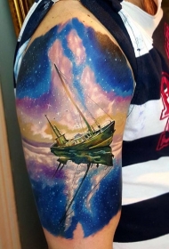 男性肩部彩色旧帆船纹身图案
