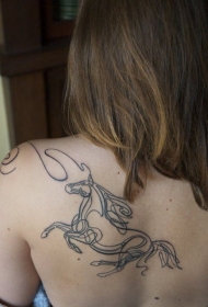 肩部黑色线条马剪影纹身图案