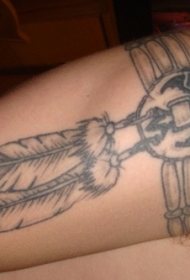 带有羽毛的印度臂环纹身图案