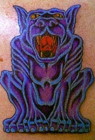 紫色的石像鬼与狗头纹身图案