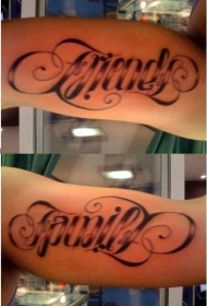手臂黑色英文字母花体纹身图片