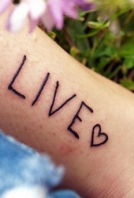 腿部英文字母与爱心纹身图案