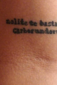 黑色英文字母纹身图案