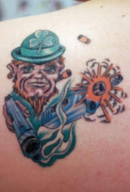 爱尔兰小妖精和枪彩色纹身图案