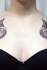 old school肩部燕子纹身图案